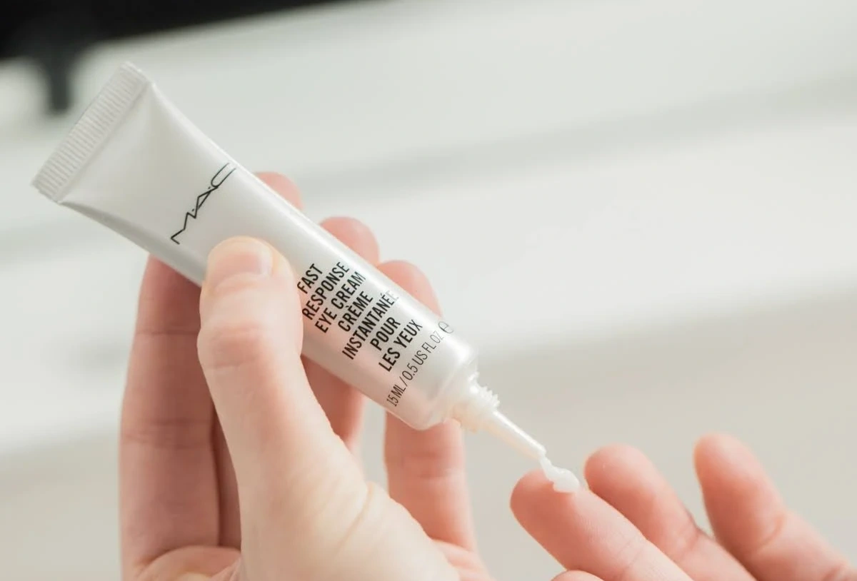 You are currently viewing Mac Fast Response Eye Cream Review: Is It Worth Trying?